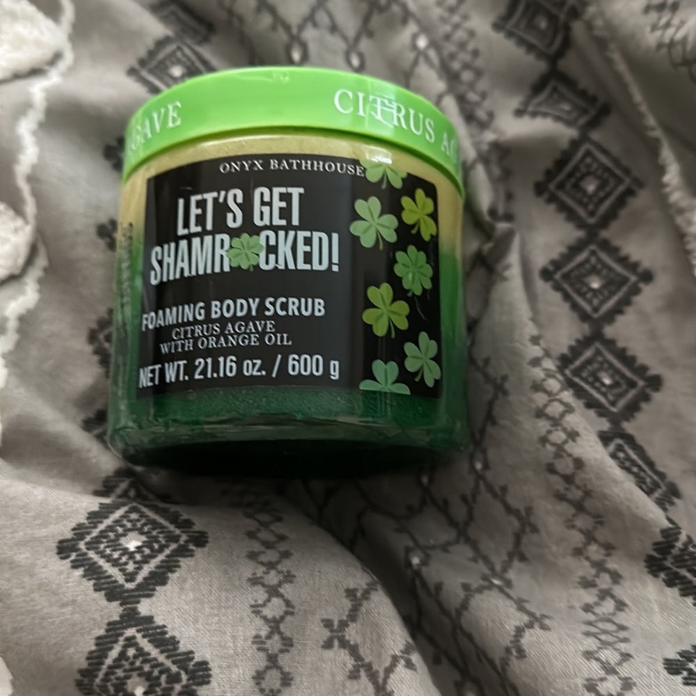 Onyx Foaming Body Scrub